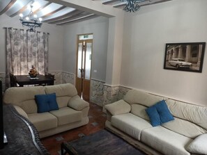 Casa, 3 dormitoris, fumadors, piscina privada | Sala d'estar | Llibres 