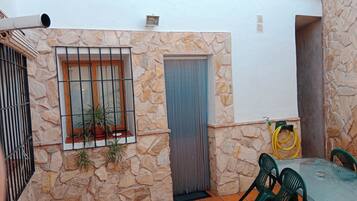 Ferienhaus, 3 Schlafzimmer, Raucher, eigener Pool | Speisen im Freien