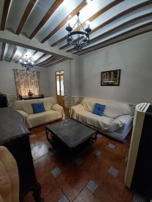 Casa, 3 dormitoris, fumadors, piscina privada | Sala d'estar | Llibres 