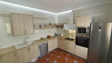 House, 3 Bedrooms, Smoking, Private Pool | Private kitchen
