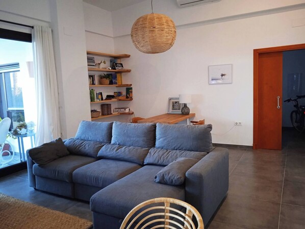 House, 3 Bedrooms, Smoking, Fireplace | Living room | Books