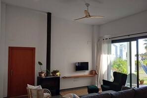 House, 3 Bedrooms, Smoking, Fireplace | Living room