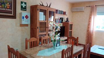 Ferienhaus, 3 Schlafzimmer, Raucher, eigener Pool | Speisen