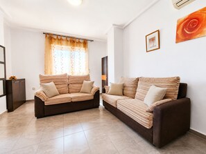 Apartment, 1 Bedroom, Accessible, Smoking | Living room