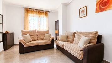 Apartment, 1 Bedroom, Smoking, Balcony | Living room