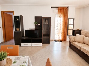 Apartment, 1 Bedroom, Accessible, Smoking | Living room