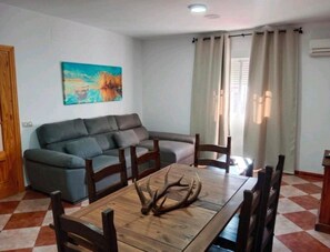 Huis, 3 slaapkamers, roken, privézwembad | Woonkamer | Boeken