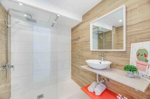 Apartment, 2 Bedrooms, Accessible, Balcony | Bathroom