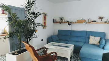 Apartment, 2 Bedrooms, Smoking, Terrace | Living room | Books