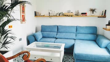 Apartment, 2 Bedrooms, Smoking, Terrace | Living room | Books