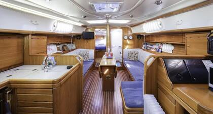 Precioso Barco en Puerto del Masnou en el Maresme