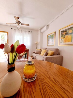 ハウス 2 ベッドルーム 喫煙可 バルコニー | リビングルーム