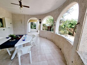 Chalet, 2 slaapkamers, roken, privézwembad | Buiten dineren