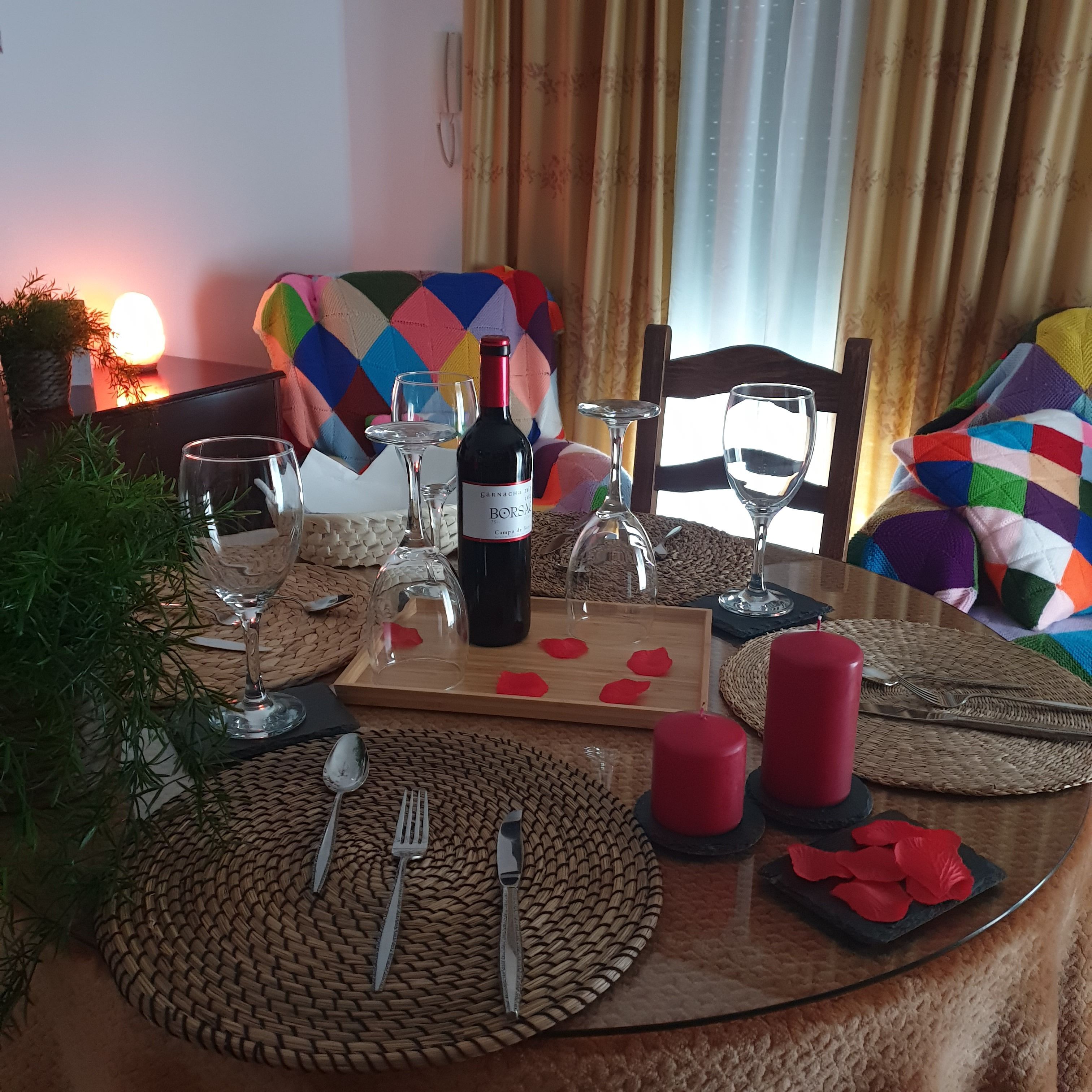 Habitación, 3 habitaciones, balcón, vista a la ciudad | Comedor