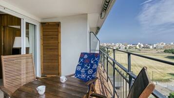 Apartment, 2 Schlafzimmer, Terrasse, Gartenblick | Speisen im Freien