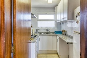 Huoneisto, 2 makuuhuonetta, terassi, näköala puutarhaan | Yksityinen keittiö