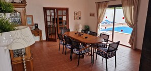 Villa, 4 soverom, tilgjengelighetstilpasset, privat basseng | Spiseområde