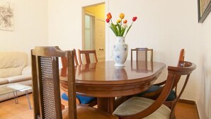 Felles sovesal, 1 soverom, terrasse, byutsikt | Spisestue