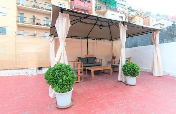 Yhteismajoitus, 1 makuuhuone, terassi, kaupunkinäköala | Terassi/patio