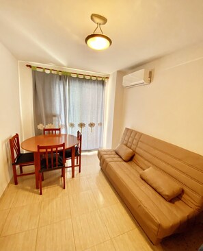 Apartamento, 2 quartos | Área de estar