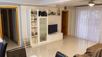 Chalet, 4 Bedrooms, Private Pool, Garden View | Interior