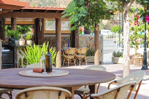 Apartamento, 3 habitaciones, fumadores, balcón | Restaurante al aire libre