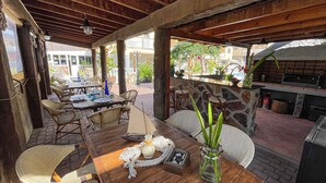 Apartemen, 2 kamar tidur, Boleh Merokok, balkon | Tempat makan outdoor