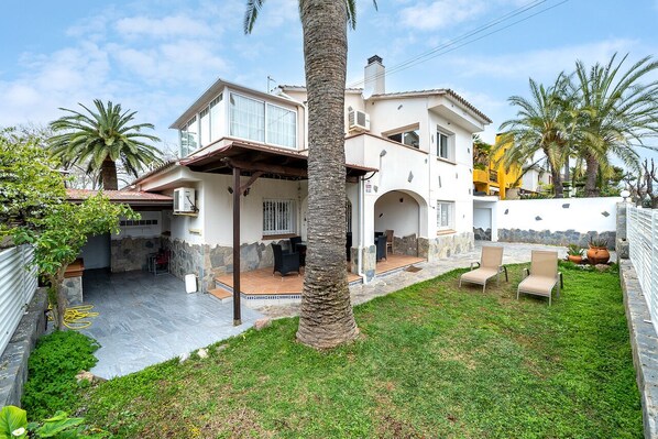 View from property - Global María, With Private Barbecue and Communal Pool, Platja de Vilafortuny (Cambrils)