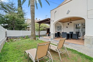 Chalet, 5 Bedrooms, Smoking, Balcony | Outdoor dining - Global María, With Private Barbecue and Communal Pool, Platja de Vilafortuny (Cambrils)