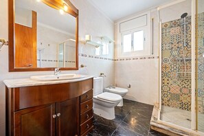 Chalet, 5 Bedrooms, Smoking, Balcony | Bathroom - Global María, With Private Barbecue and Communal Pool, Platja de Vilafortuny (Cambrils)