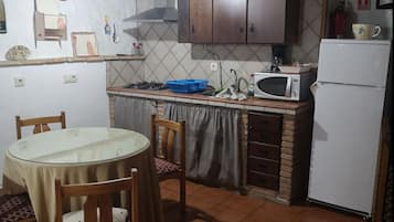House, 2 Bedrooms, Smoking, Terrace | Tempat makan