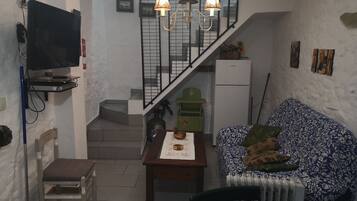 House, 2 Bedrooms, Smoking, Terrace | Living area