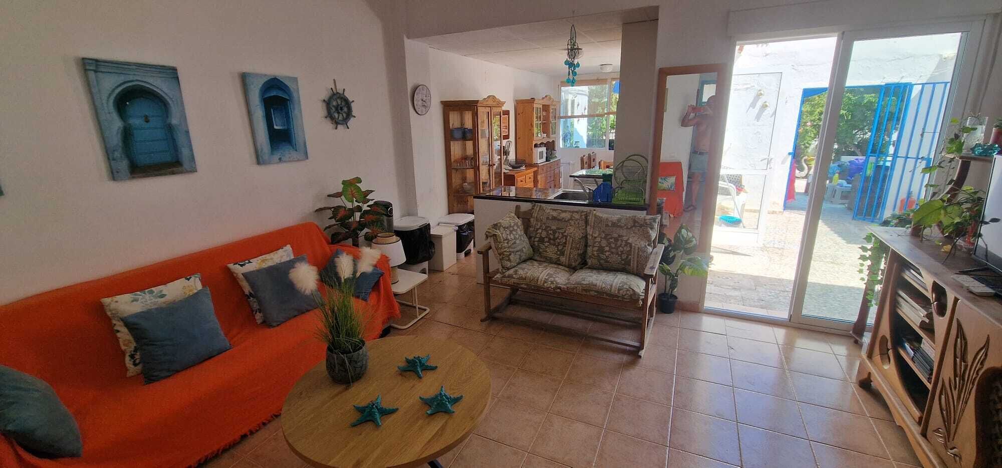 House, 3 Bedrooms, Smoking, Private Pool | Living room | Books