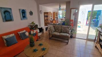 House, 3 Bedrooms, Smoking, Private Pool | Living room | Books