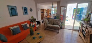 獨棟房屋, 3 間臥室, 吸煙房, 私人泳池 | 客廳 | 書籍