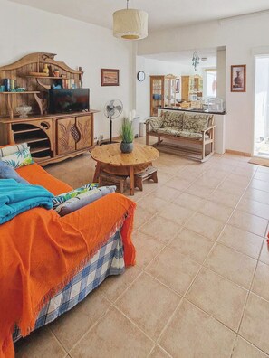 House, 3 Bedrooms, Smoking, Private Pool | Living area | Books - House With Exclusive Pool and Garden 7 min Walk From the Beach and the Center (El Campello)