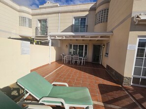 Apartment, 2 Bedrooms, Smoking, Balcony | Tempat makan luar