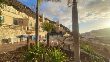 Apartment, 2 Bedrooms, Smoking, Balcony | Front of property