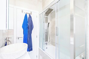 Apartment, 2 Schlafzimmer, Balkon, Stadtblick | Badezimmer