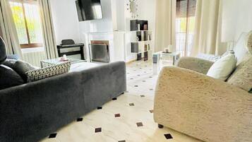 Chalet, 3 Bedrooms, Accessible, Smoking | Ruang tamu | Buku-buku