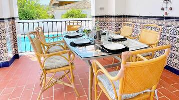 ์ฌ๋ , ์นจ์ค 3๊ฐ, ์ฅ์ ์ธ ์ง์, ํก์ฐ | ํ
๋ผ์ค/ํํฐ์ค