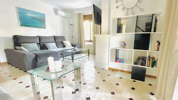 Chalet, 3 Bedrooms, Accessible, Smoking | Living room | Books