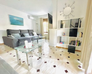 Living room - Welcome to Paradise - Bienvenidos al Paraiso (Coin)