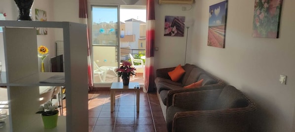 Apartment, 2 Bedrooms, Smoking, Balcony | Living room