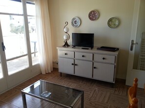 Apartment, 2 Bedrooms, Smoking, Balcony | Interior