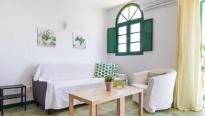 Apartment, 1 Bedroom, Balcony, Garden View | Ruang tamu