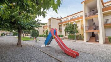 Apartment, 2 Bedrooms, Smoking, Balcony | Property grounds