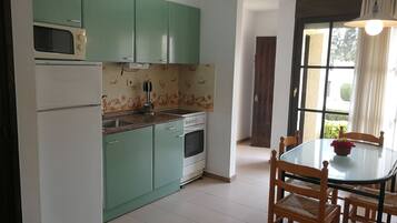 Apartment, 2 Bedrooms, Smoking, Balcony | Private kitchen