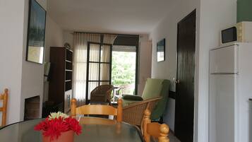 Apartment, 2 Bedrooms, Smoking, Balcony | Living room