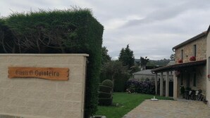 Hus, 3 soverom, terrasse, hageutsikt | Overnattingsstedets uteområder